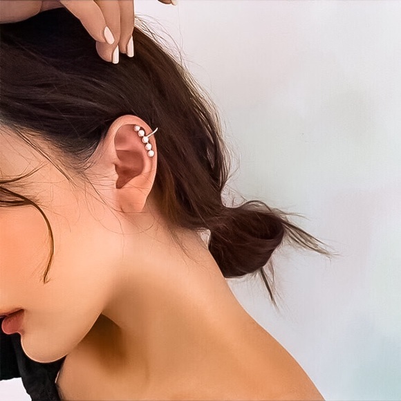 ⚜️[𝟯/$𝟭𝟴]⚜️Pearl Pave Gold Simple Cuff Earring NEW - Picture 5 of 8